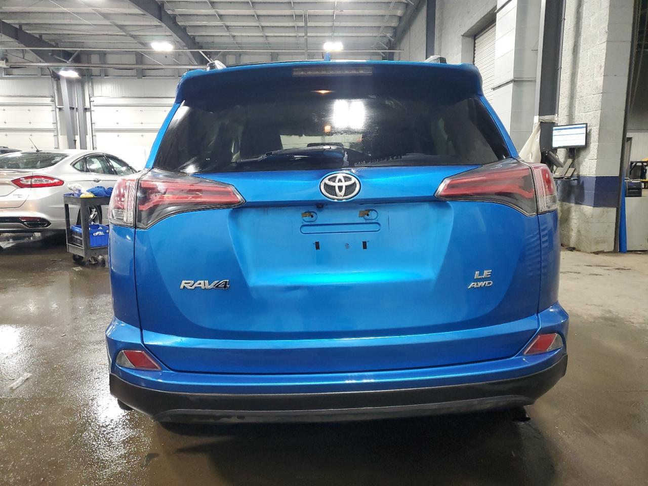 2018 TOYOTA RAV4 LE - Фото 6