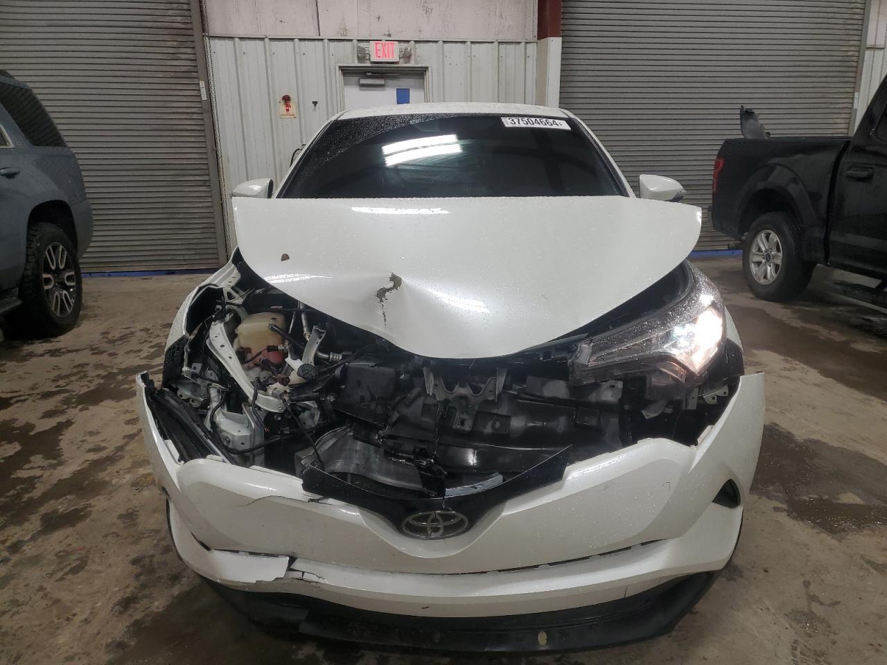 2019 TOYOTA C-HR XLE - Image 5