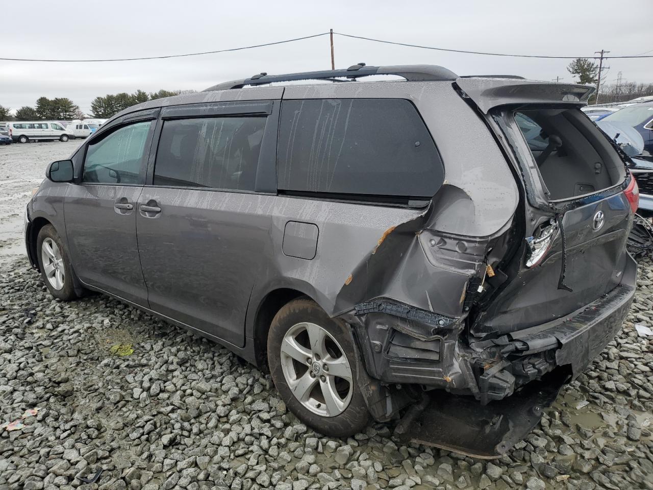 2015 TOYOTA SIENNA LE - Фото 2