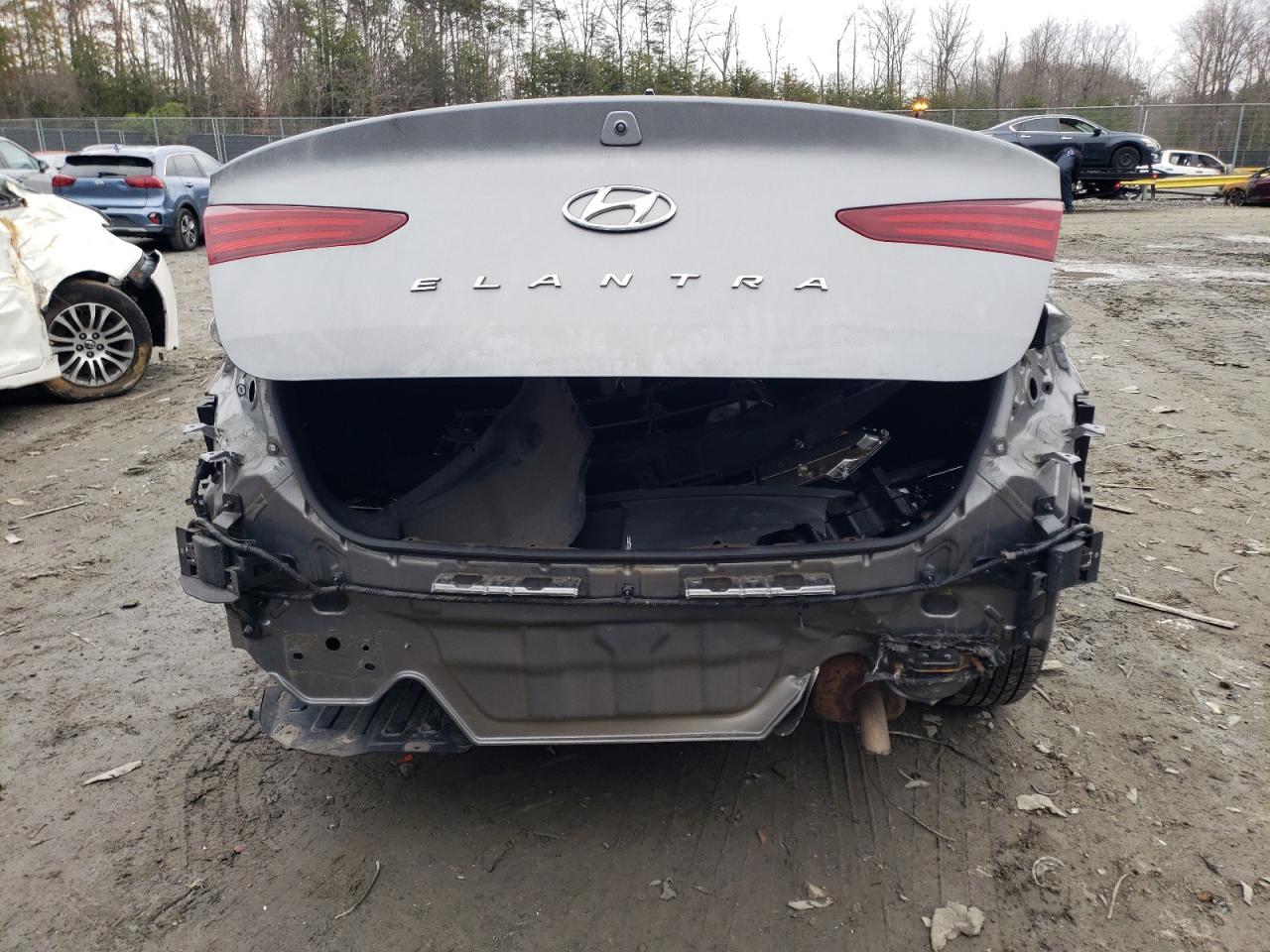 2019 HYUNDAI ELANTRA SE - Фото 6