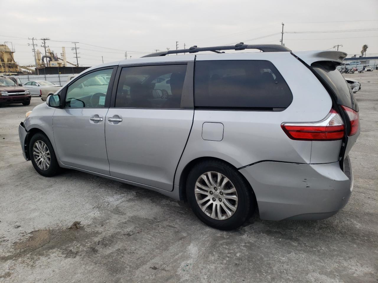 2015 TOYOTA SIENNA XLE - Фото 2