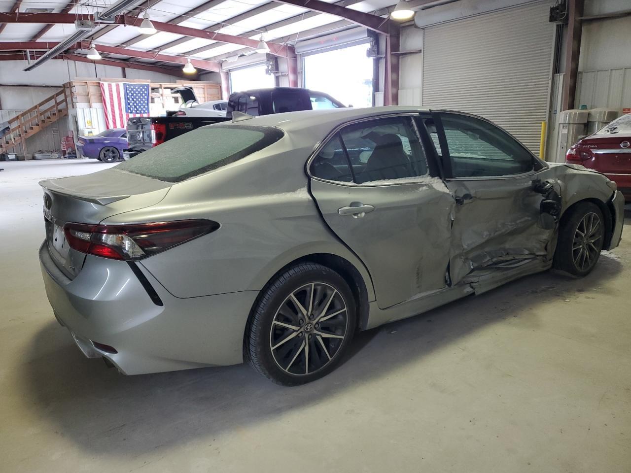 2021 TOYOTA CAMRY SE - Фото 3