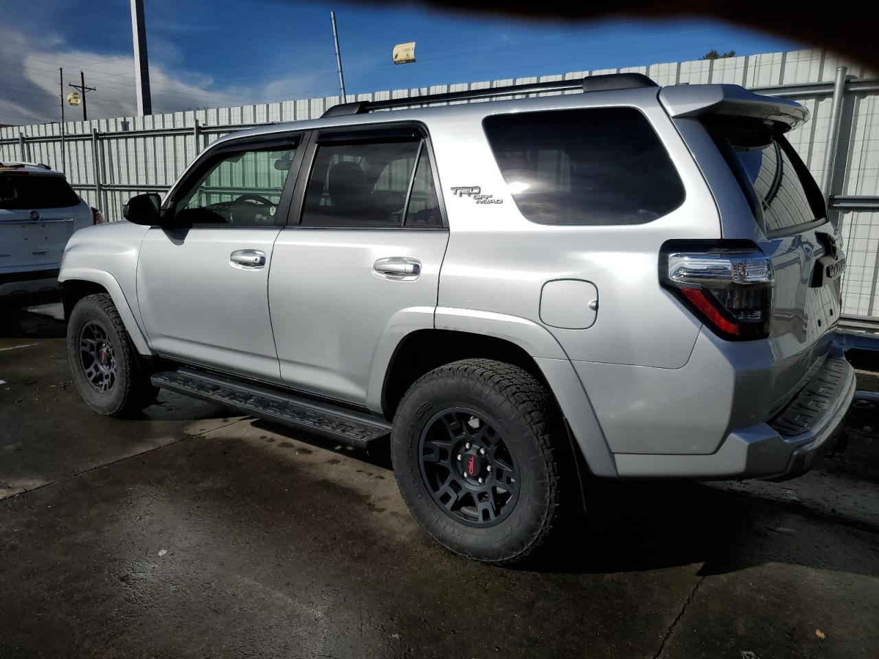 2019 TOYOTA 4RUNNER SR - Фото 2