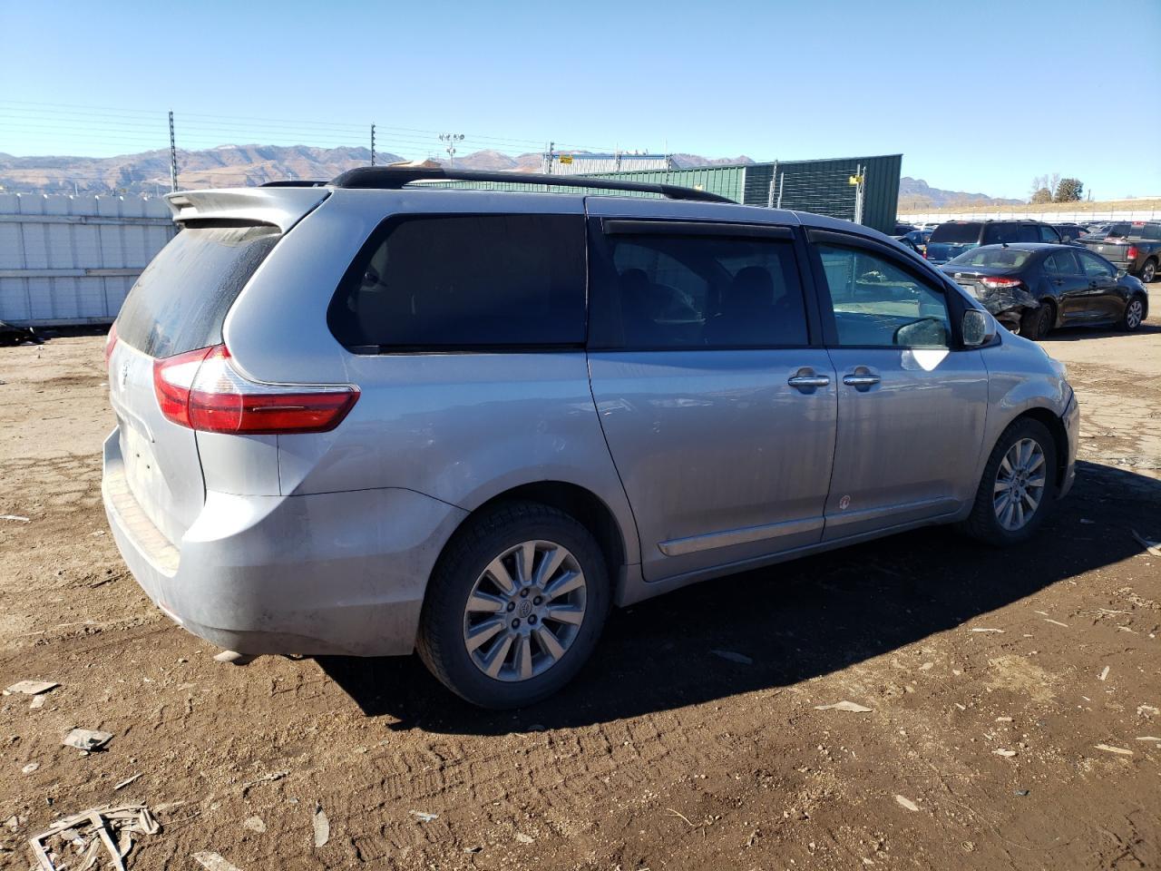 2015 TOYOTA SIENNA XLE - Image 3