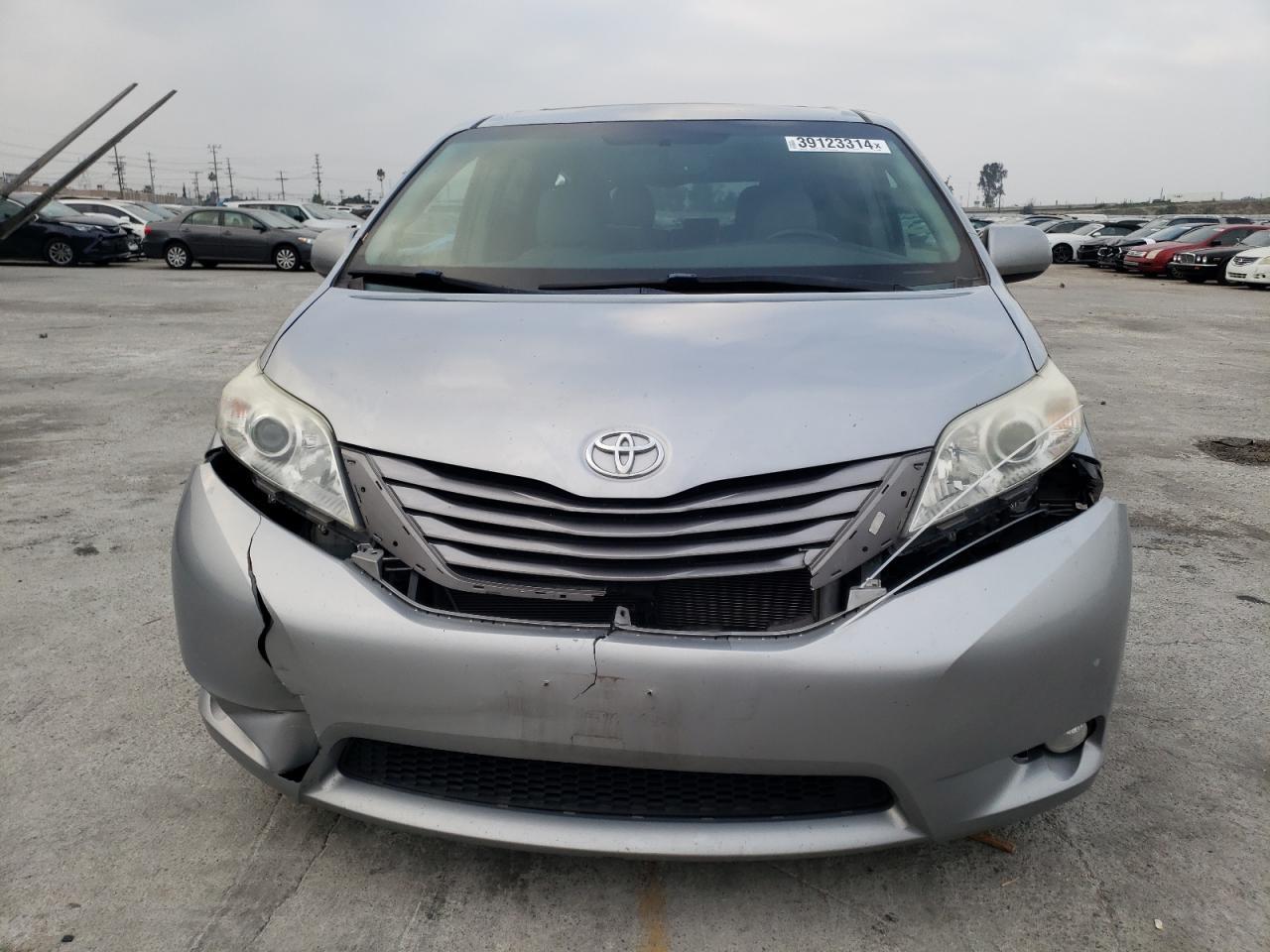 2015 TOYOTA SIENNA XLE - Фото 5
