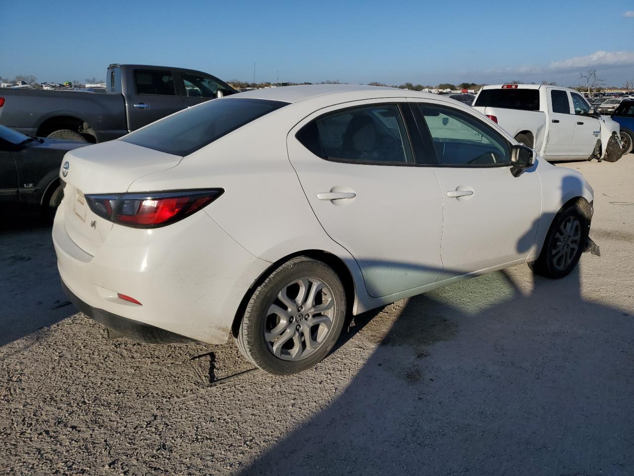 2017 TOYOTA YARIS IA - Фото 3