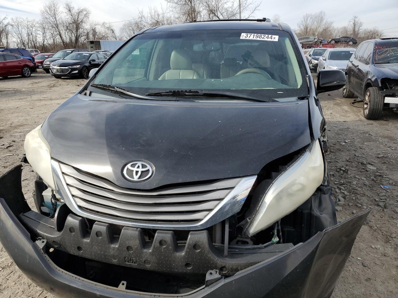 2011 TOYOTA SIENNA XLE - Фото 5