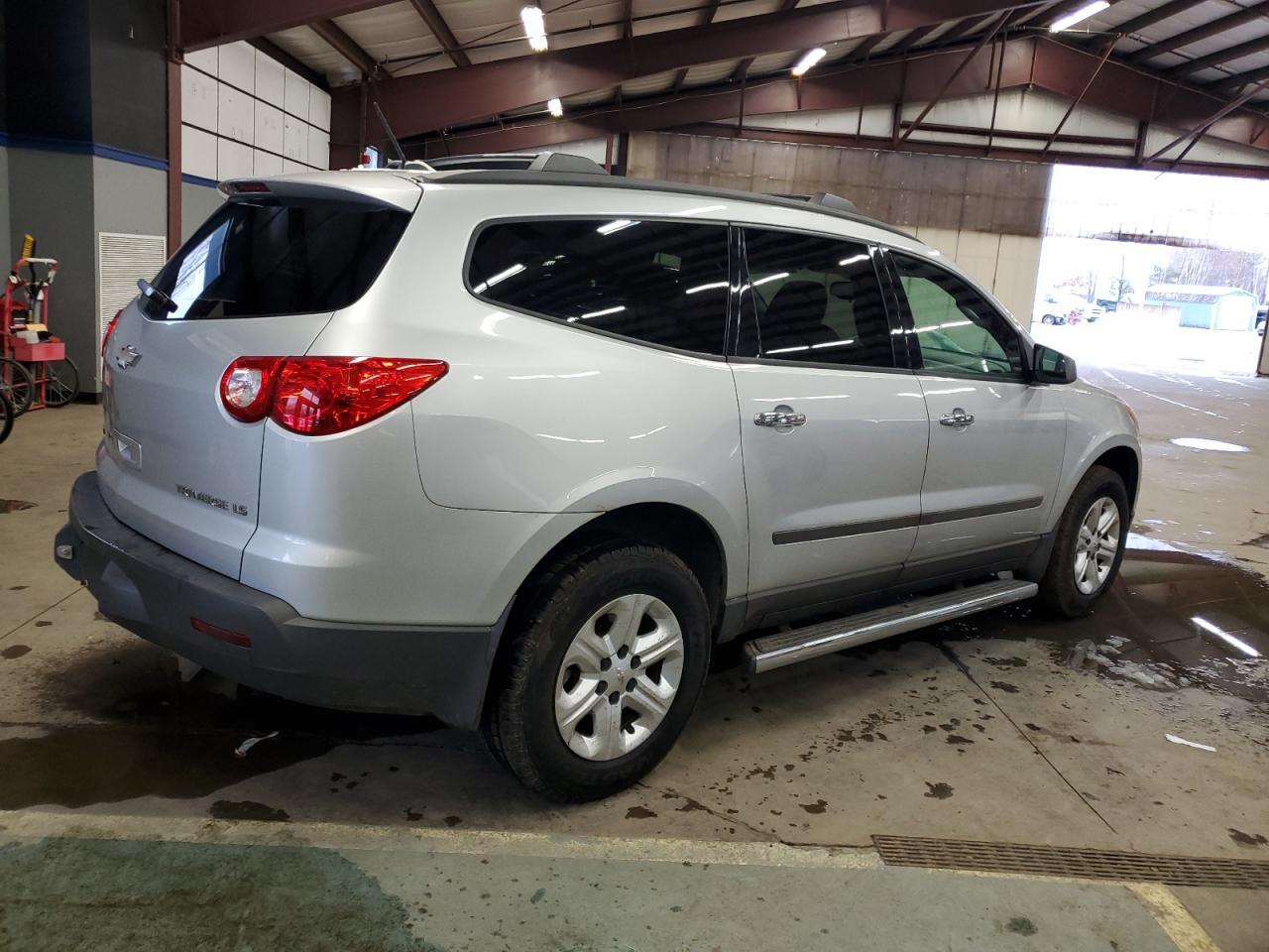 2011 CHEVROLET TRAVERSE L - Фото 3