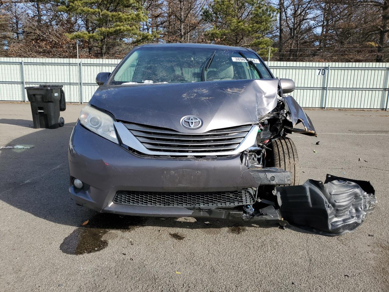 2013 TOYOTA SIENNA XLE - Image 5
