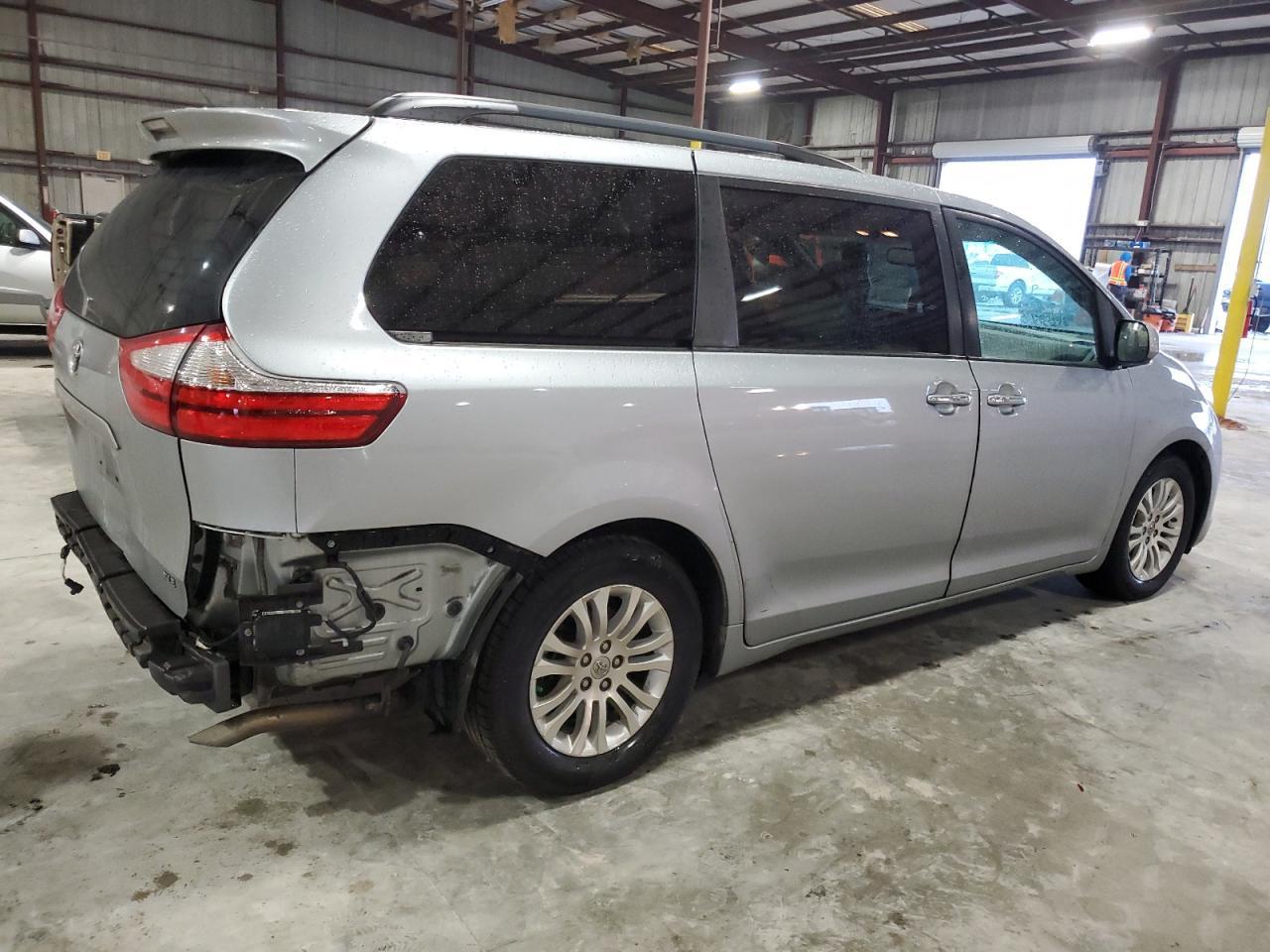 2015 TOYOTA SIENNA XLE - Фото 3