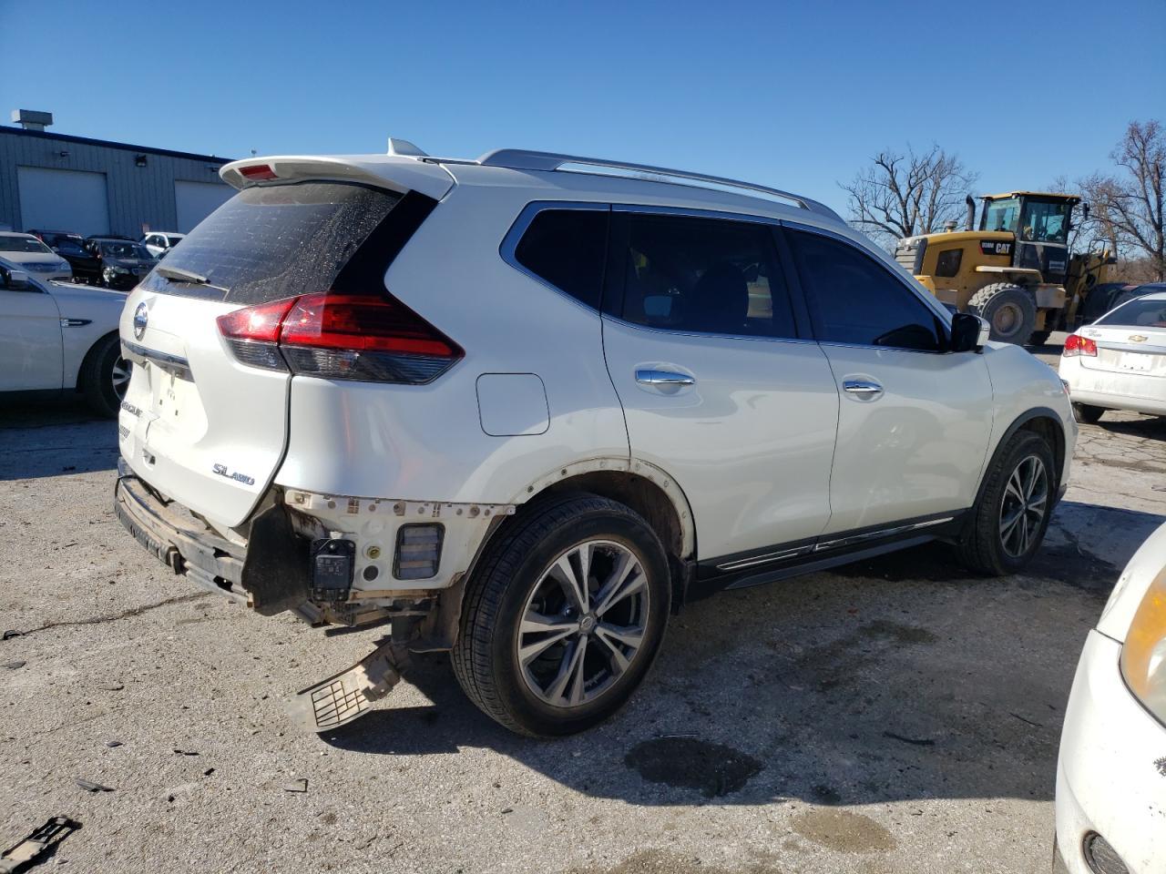 2017 NISSAN ROGUE SV - Фото 3