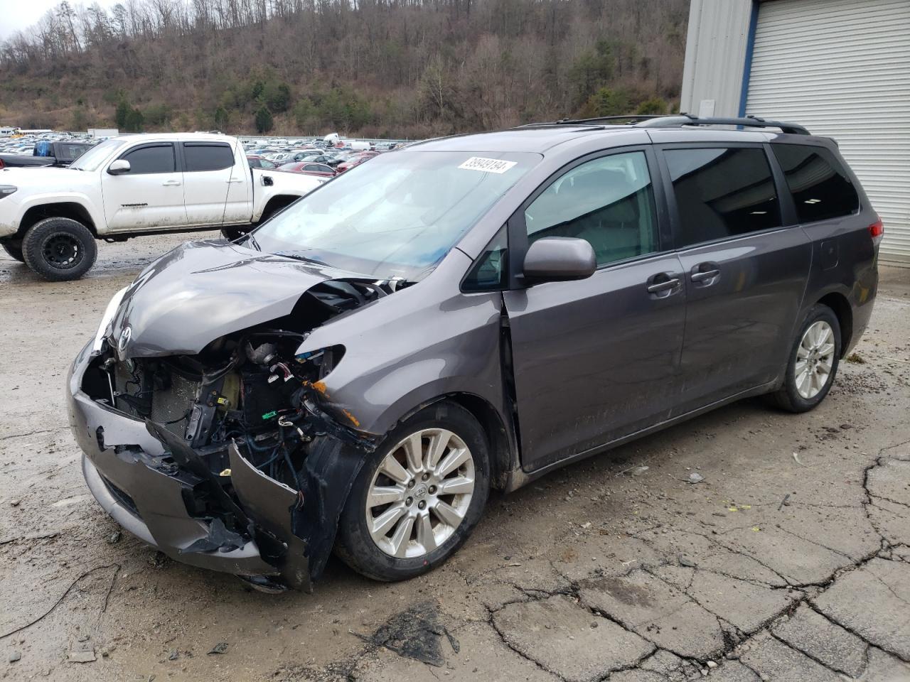 2011 TOYOTA SIENNA XLE