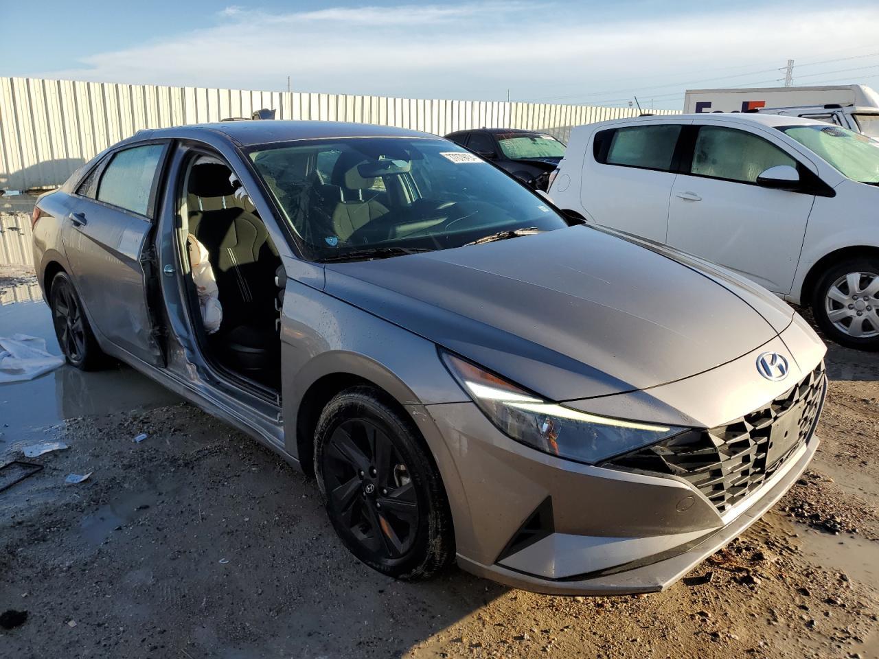 2023 HYUNDAI ELANTRA SE - Image 4