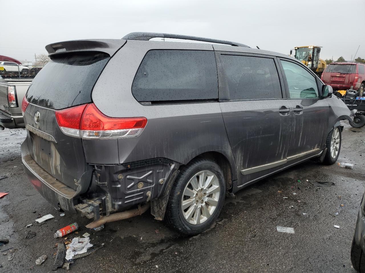 2011 TOYOTA SIENNA XLE - Image 3