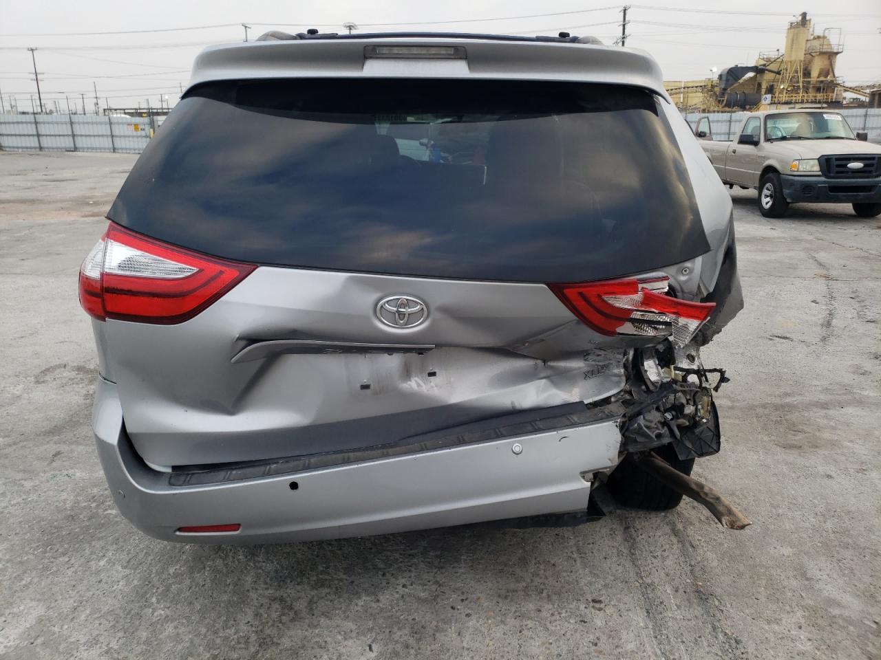 2015 TOYOTA SIENNA XLE - Фото 6