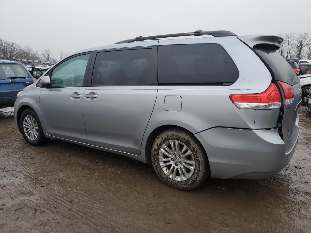2011 TOYOTA SIENNA XLE - Image 2
