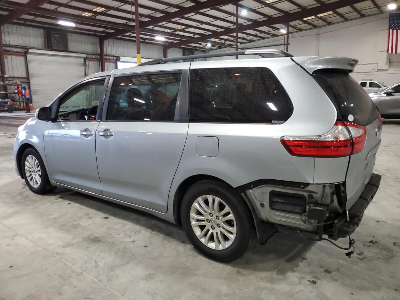 2015 TOYOTA SIENNA XLE - Фото 2