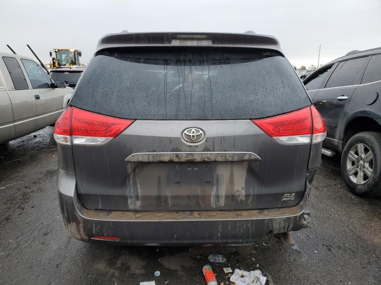 2011 TOYOTA SIENNA XLE - Image 6