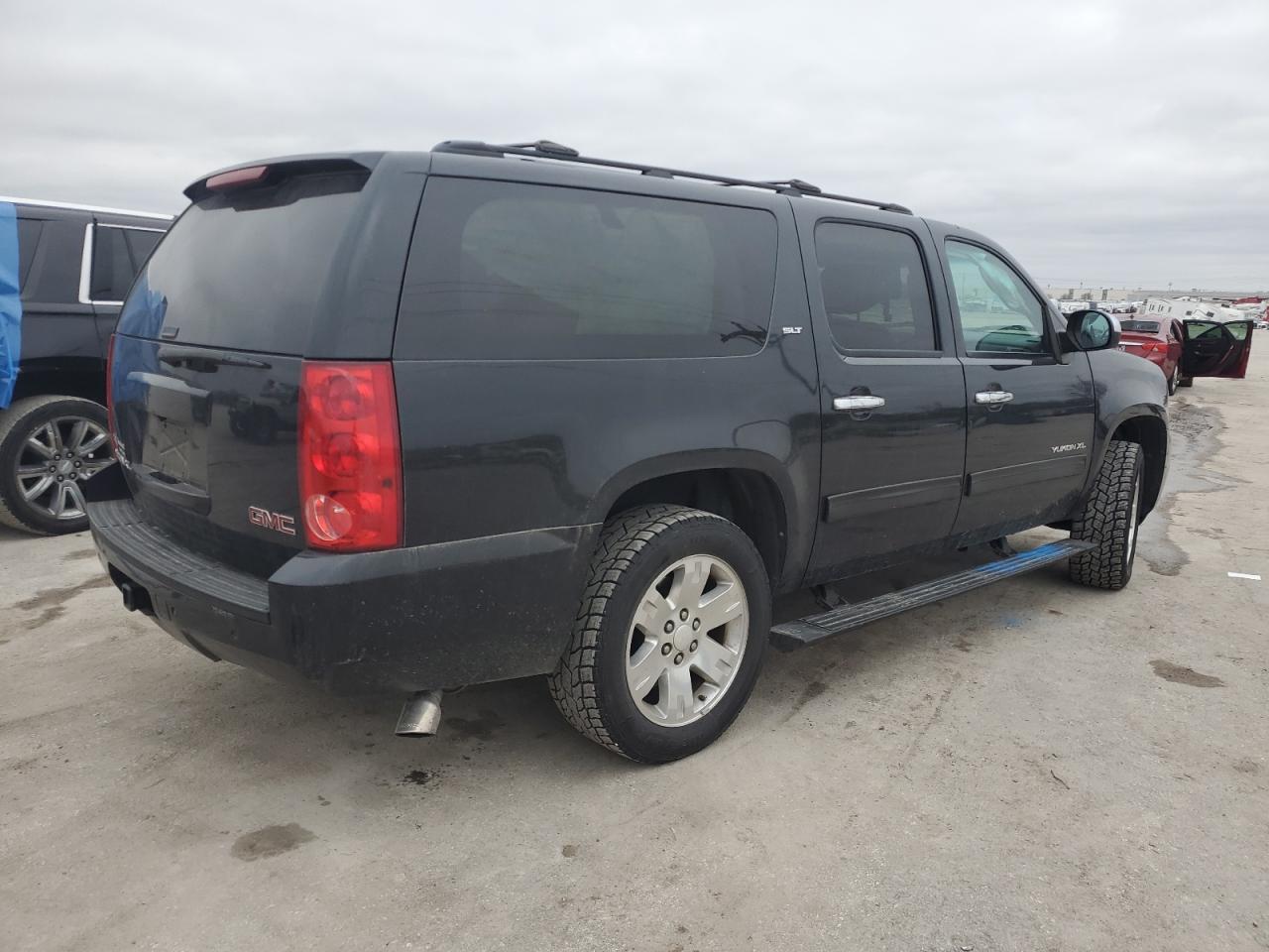 2012 GMC YUKON XL K - Image 3