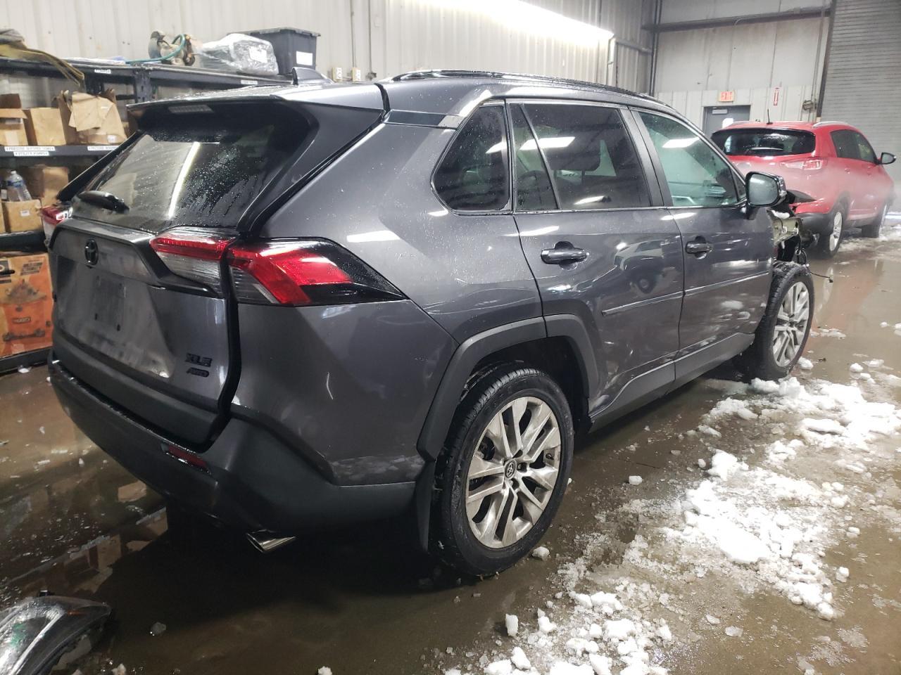 2019 TOYOTA RAV4 XLE P - Фото 3