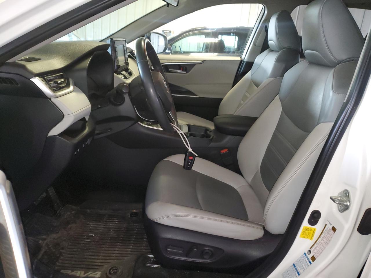 2020 TOYOTA RAV4 XLE P - Фото 7