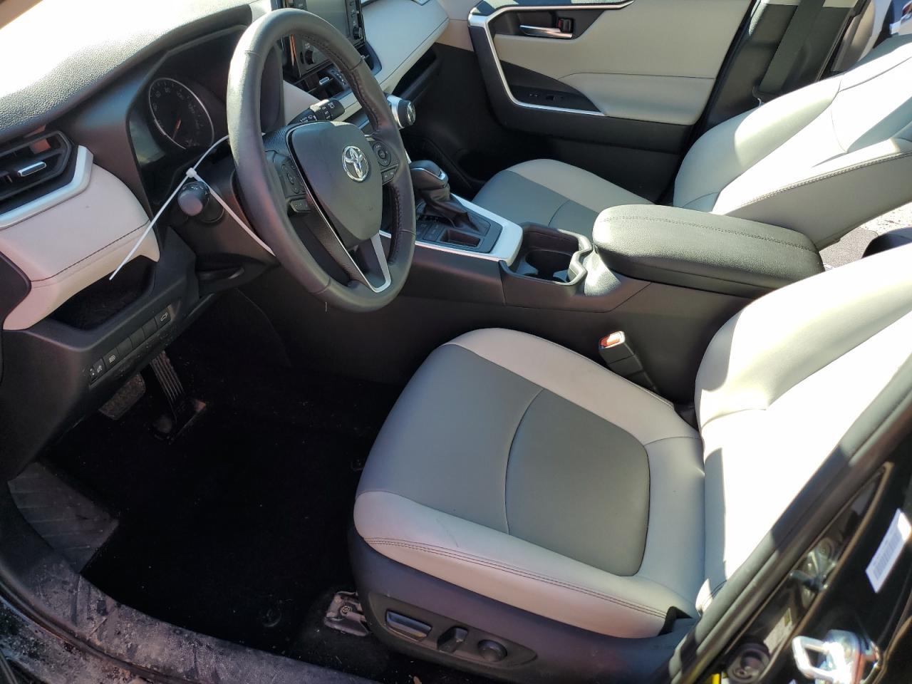 2019 TOYOTA RAV4 XLE P - Фото 7