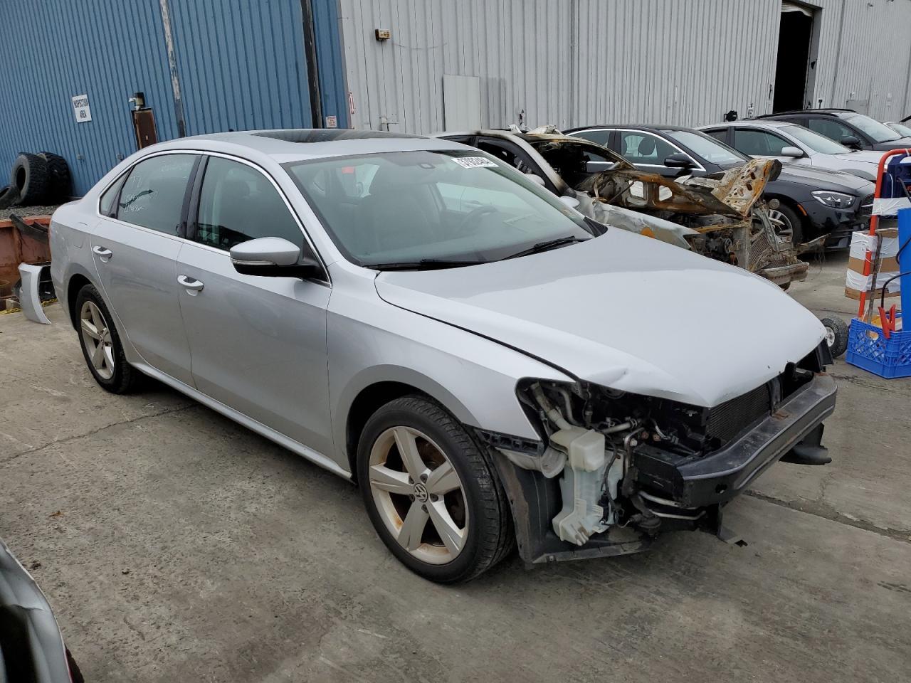 2013 VOLKSWAGEN PASSAT SE - Image 4