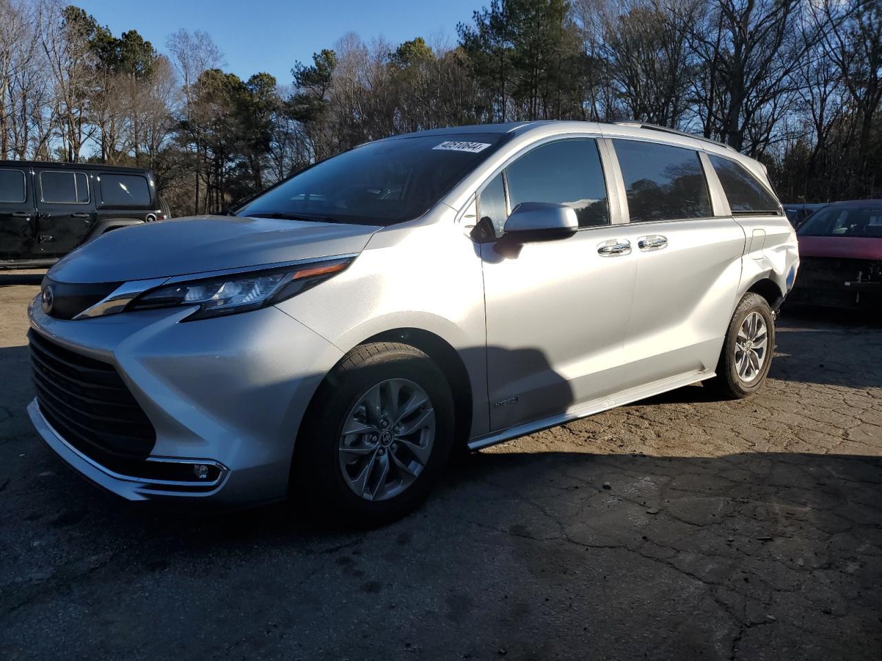 2021 TOYOTA SIENNA XLE car image