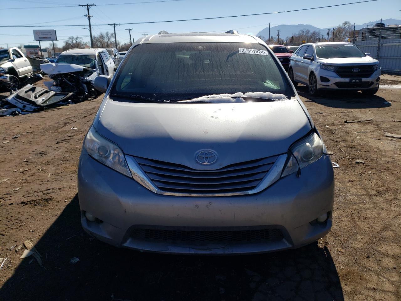 2015 TOYOTA SIENNA XLE - Image 5