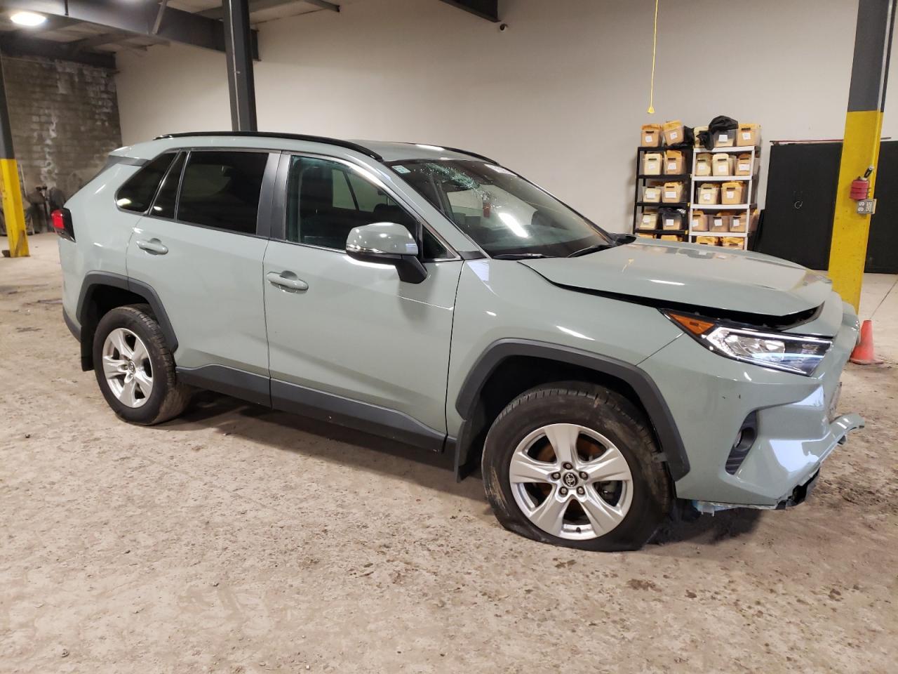 2020 TOYOTA RAV4 XLE - Фото 4