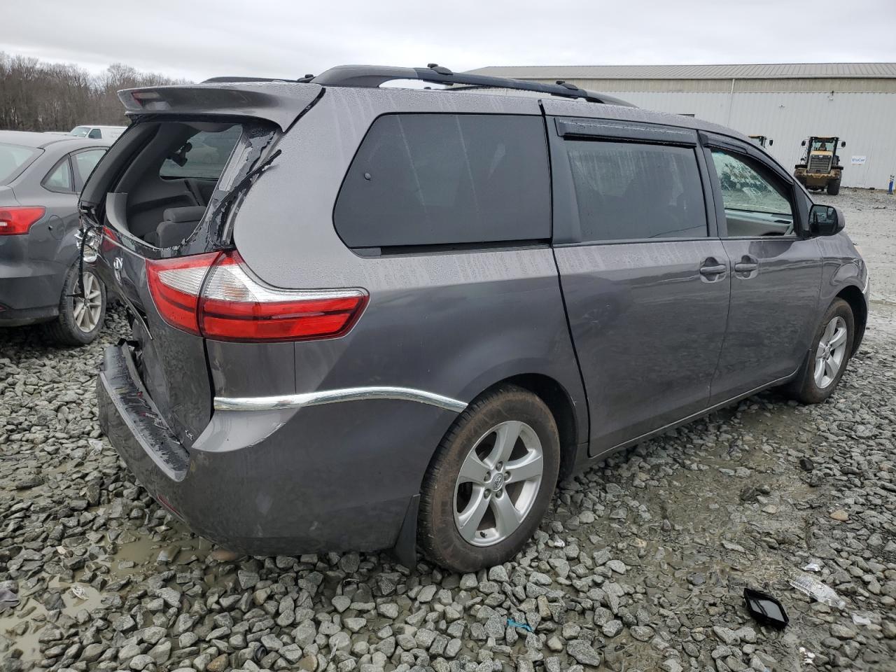 2015 TOYOTA SIENNA LE - Фото 3