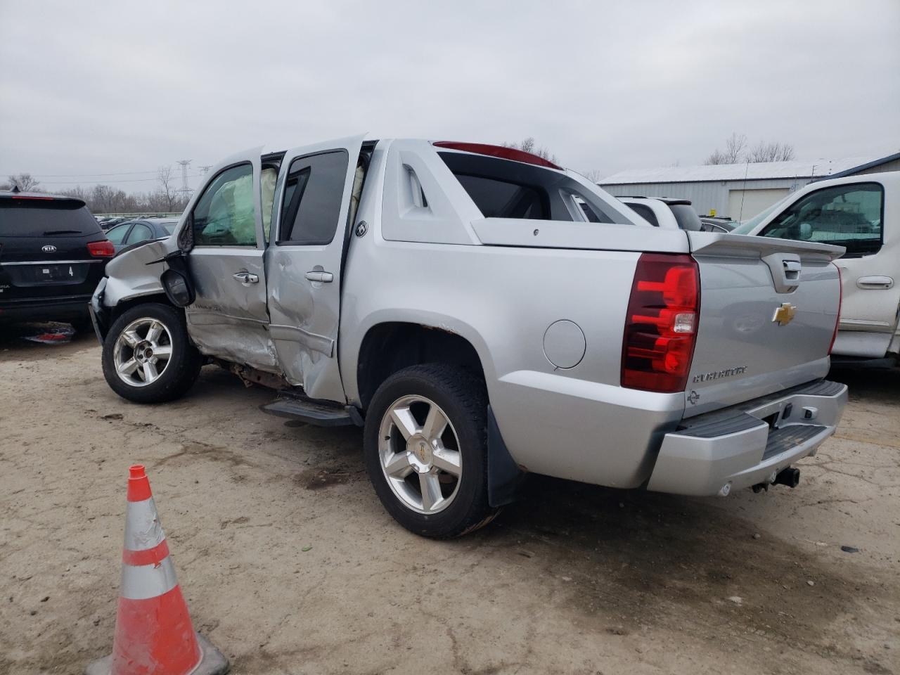 2013 CHEVROLET AVALANCHE - Image 2