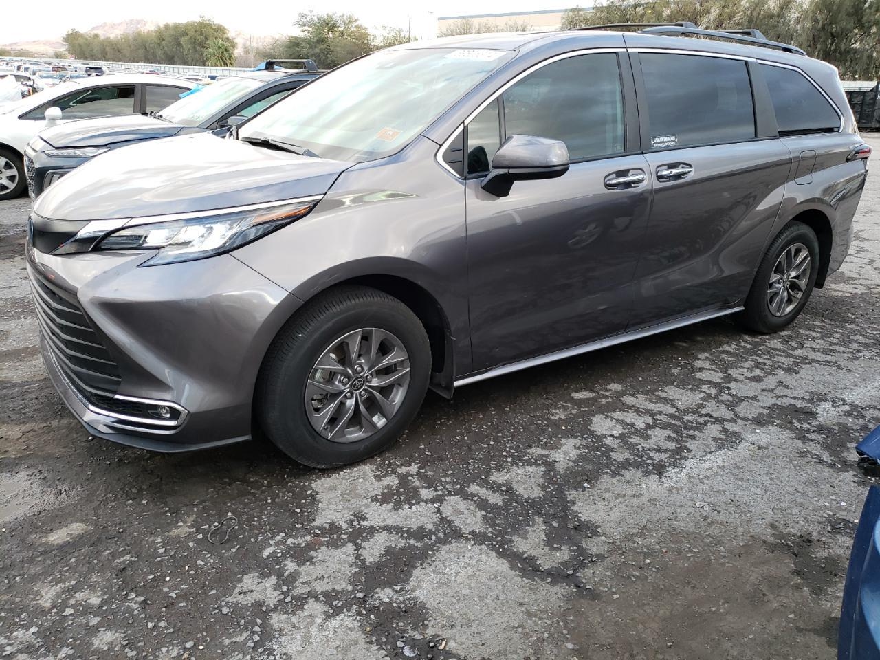 2023 TOYOTA SIENNA XLE