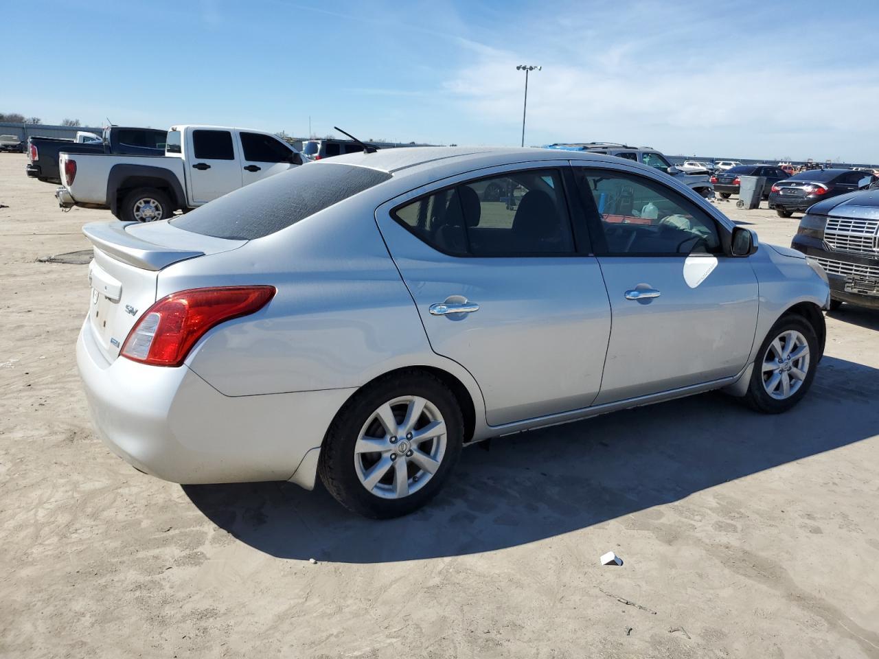 2014 NISSAN VERSA S - Фото 3