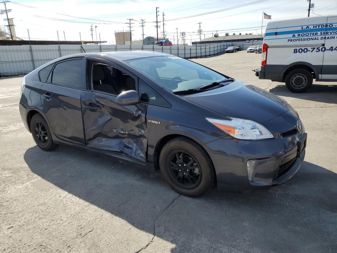 2015 TOYOTA PRIUS - Image 4