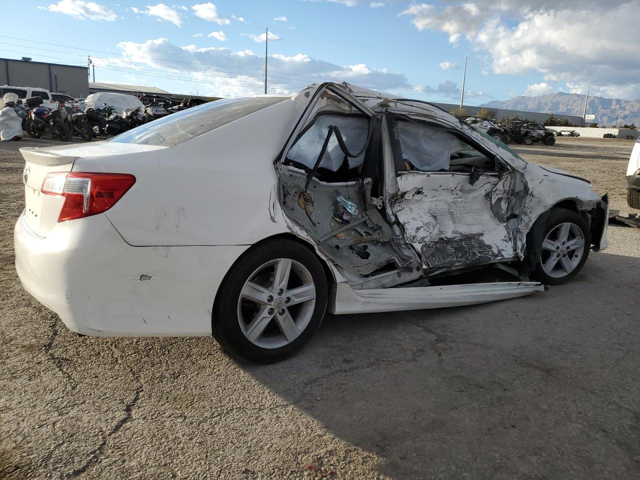 2013 TOYOTA CAMRY L - Фото 3