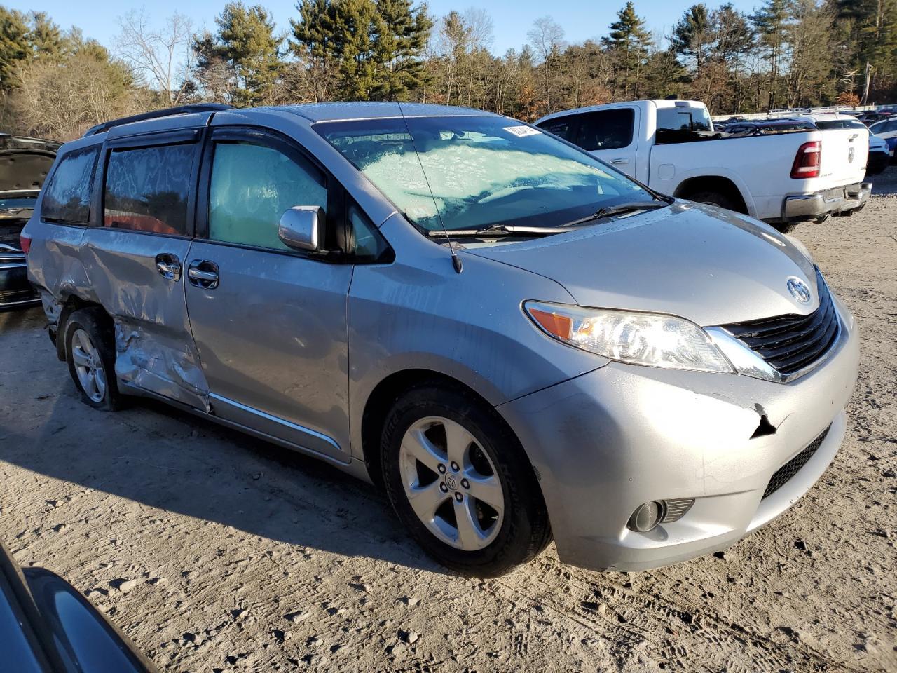 2015 TOYOTA SIENNA LE - Image 4