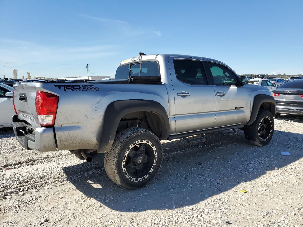 2017 TOYOTA TACOMA DOU - Фото 3