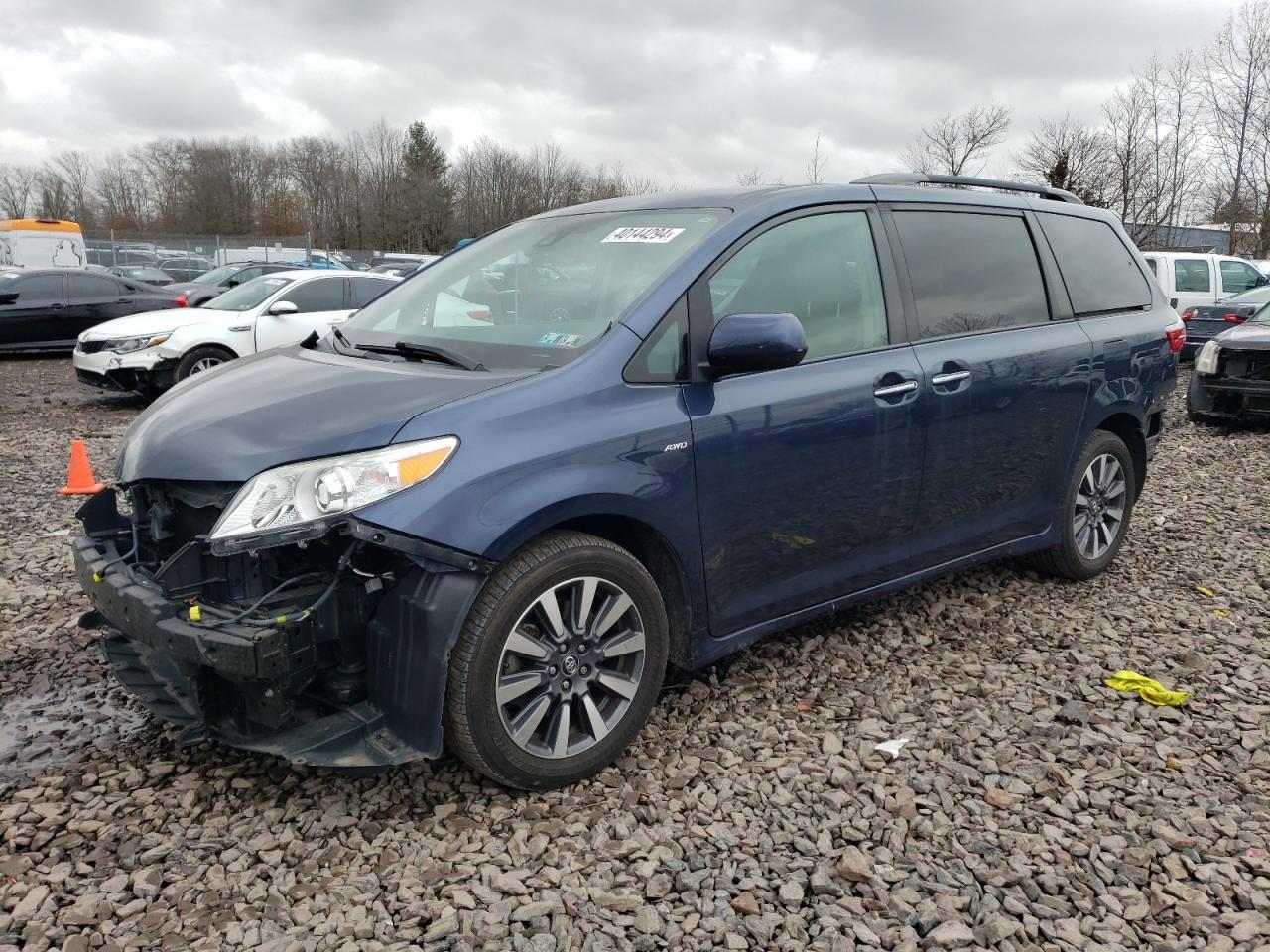 2018 TOYOTA SIENNA XLE car image