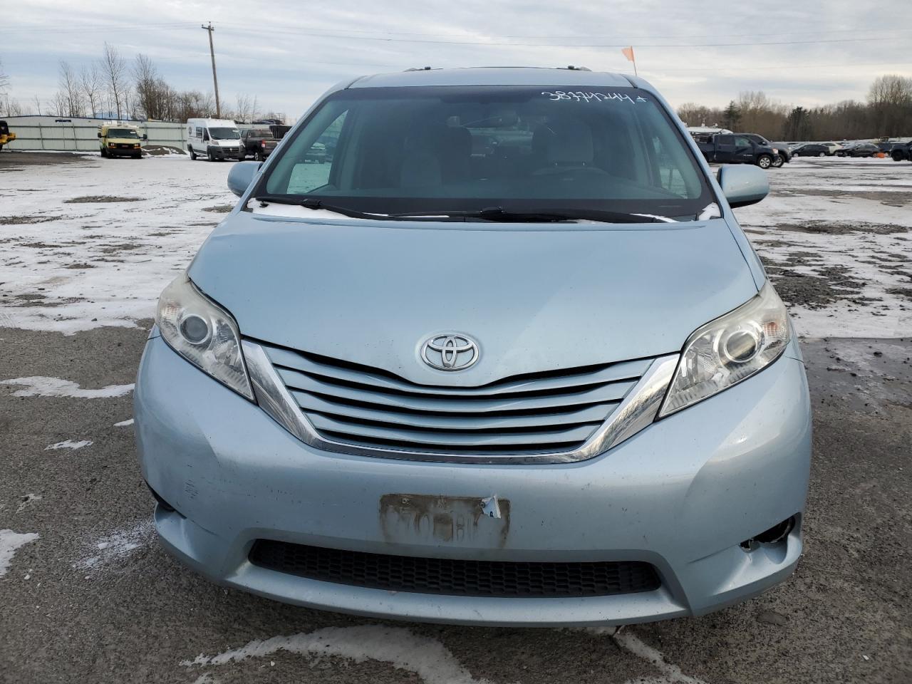 2015 TOYOTA SIENNA LE - Image 5
