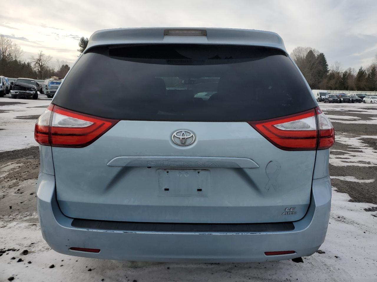 2015 TOYOTA SIENNA LE - Image 6