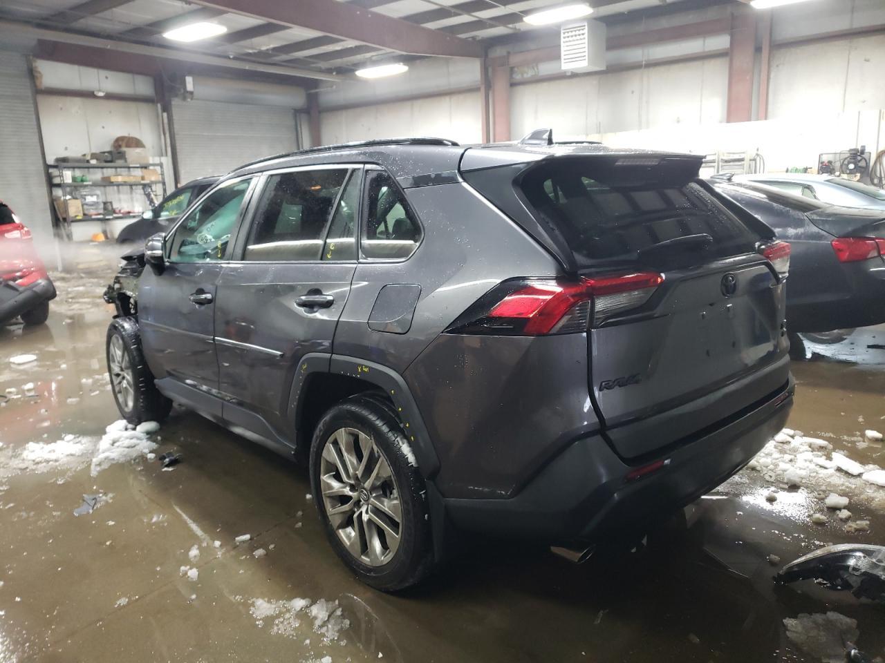 2019 TOYOTA RAV4 XLE P - Фото 2