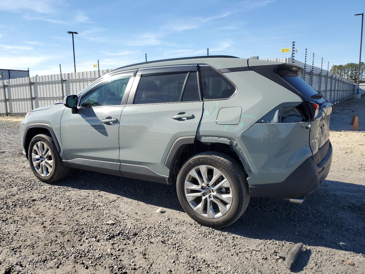2022 TOYOTA RAV4 XLE P - Фото 2