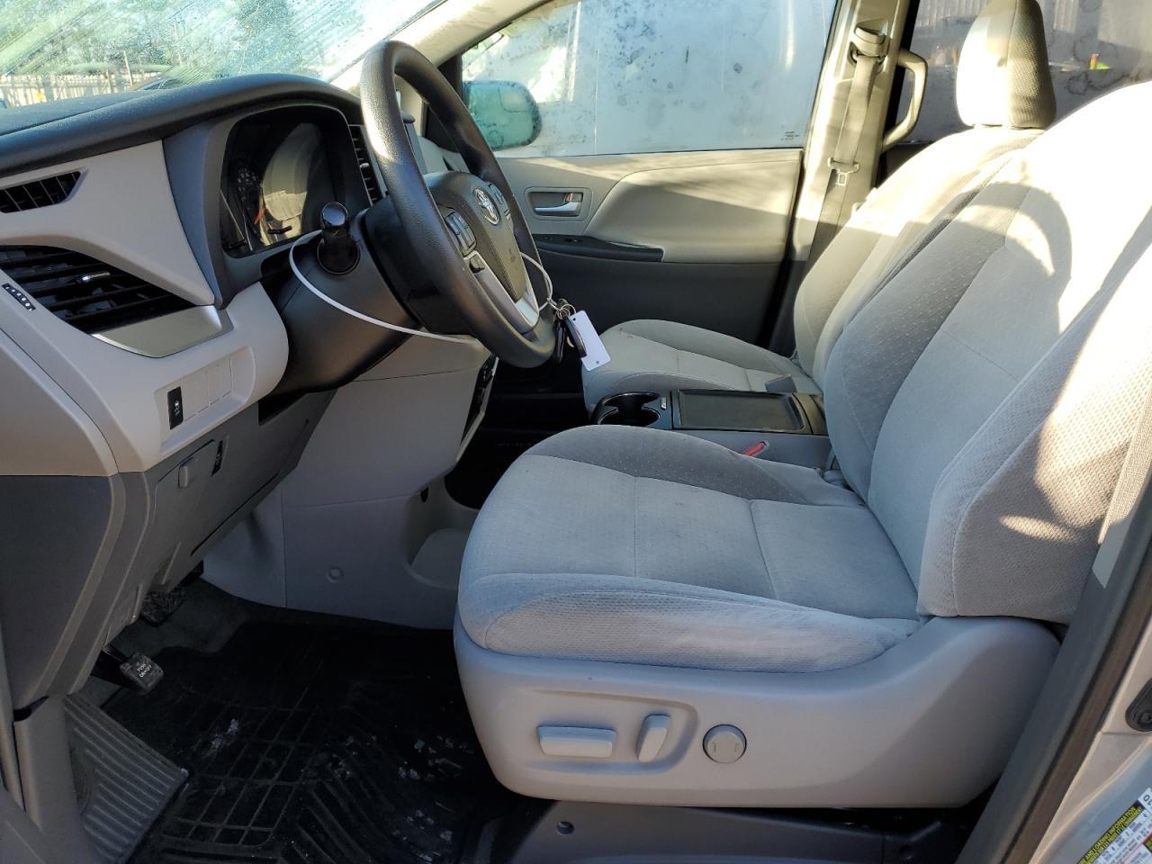 2015 TOYOTA SIENNA LE - Image 7
