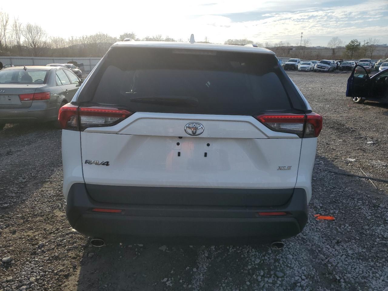 2022 TOYOTA RAV4 XLE - Фото 6