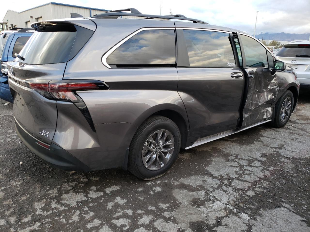 2023 TOYOTA SIENNA XLE - Image 3