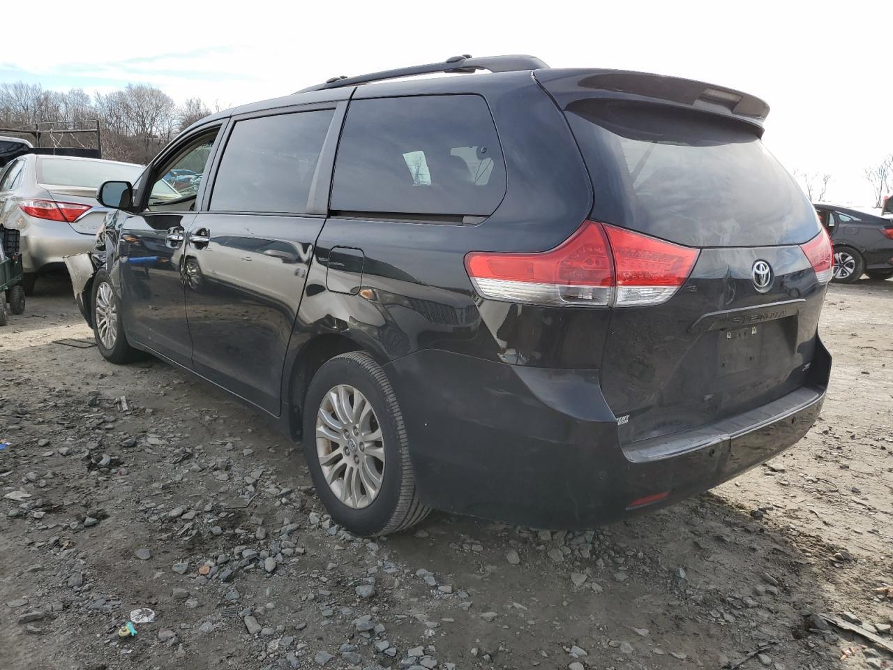 2011 TOYOTA SIENNA XLE - Фото 2