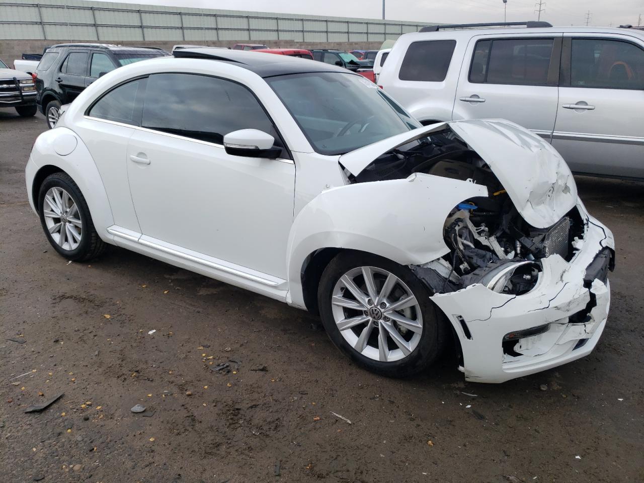 2019 VOLKSWAGEN BEETLE SE - Image 4