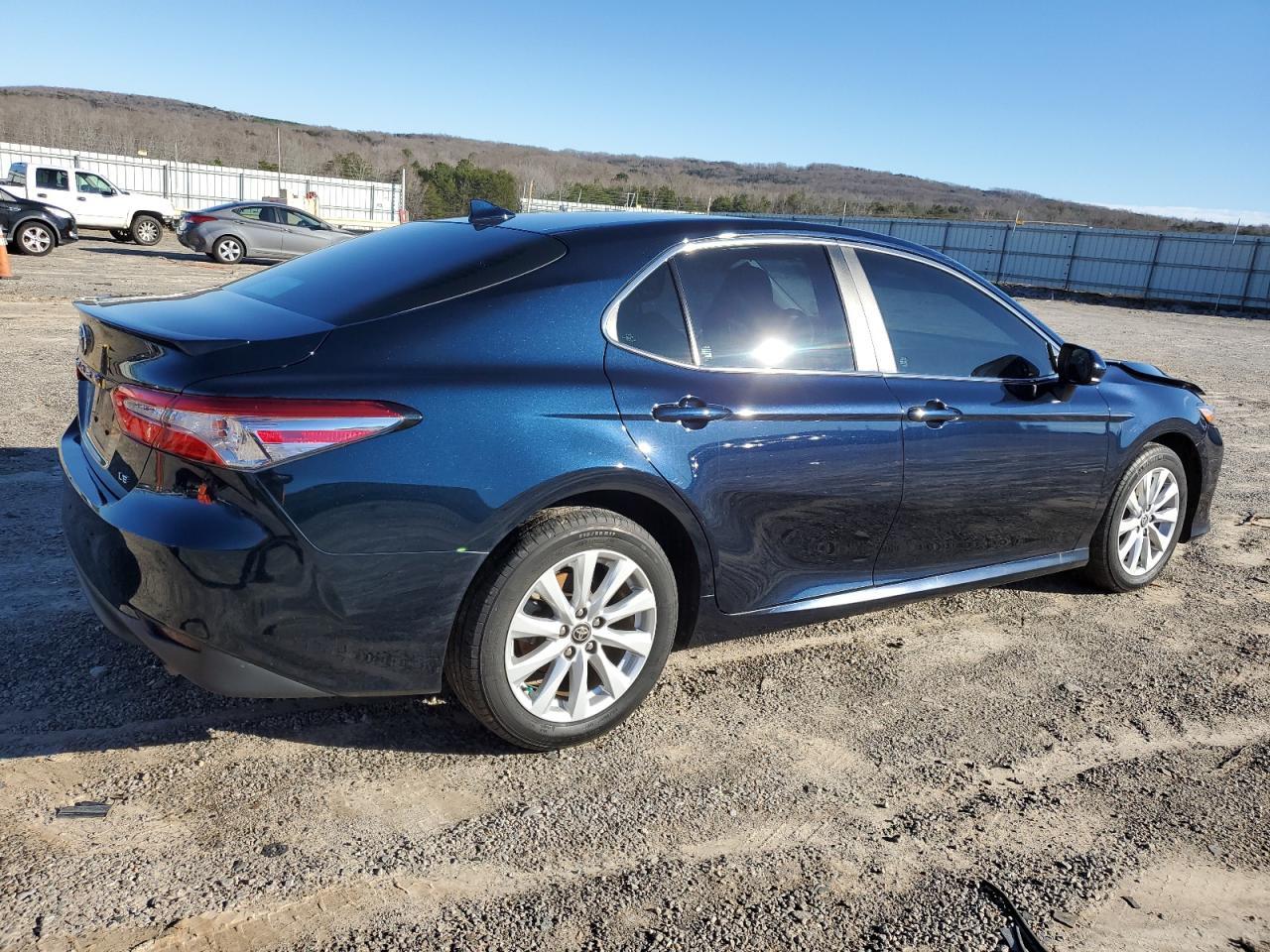 2020 TOYOTA CAMRY LE - Фото 3