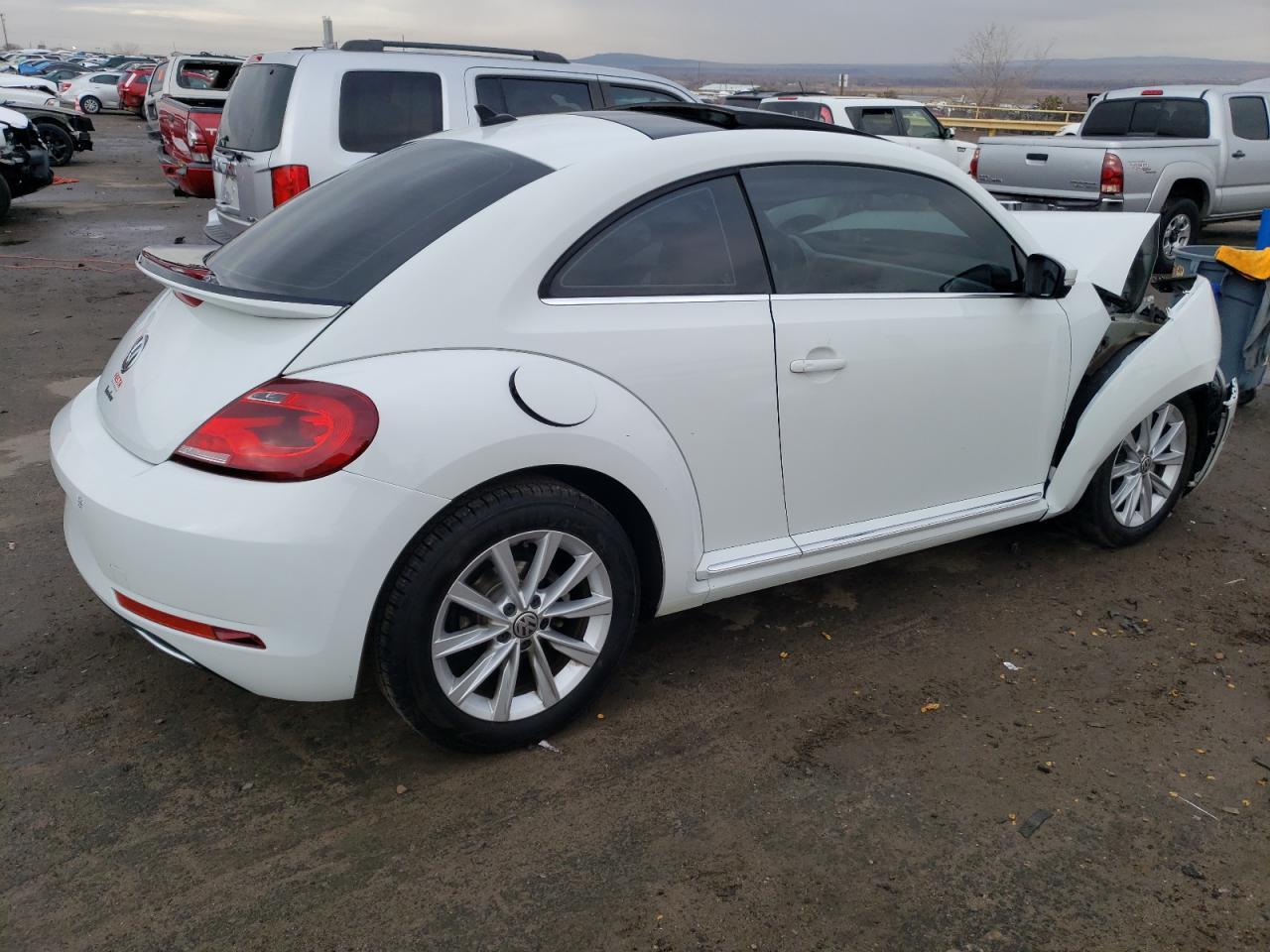 2019 VOLKSWAGEN BEETLE SE - Image 3